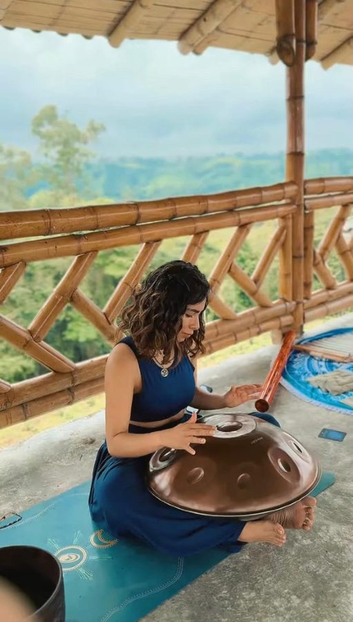 Sofia Meag tocando handpan al aire libre
