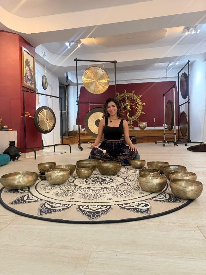 Sofia Meag en estudio de sonido y gongs
